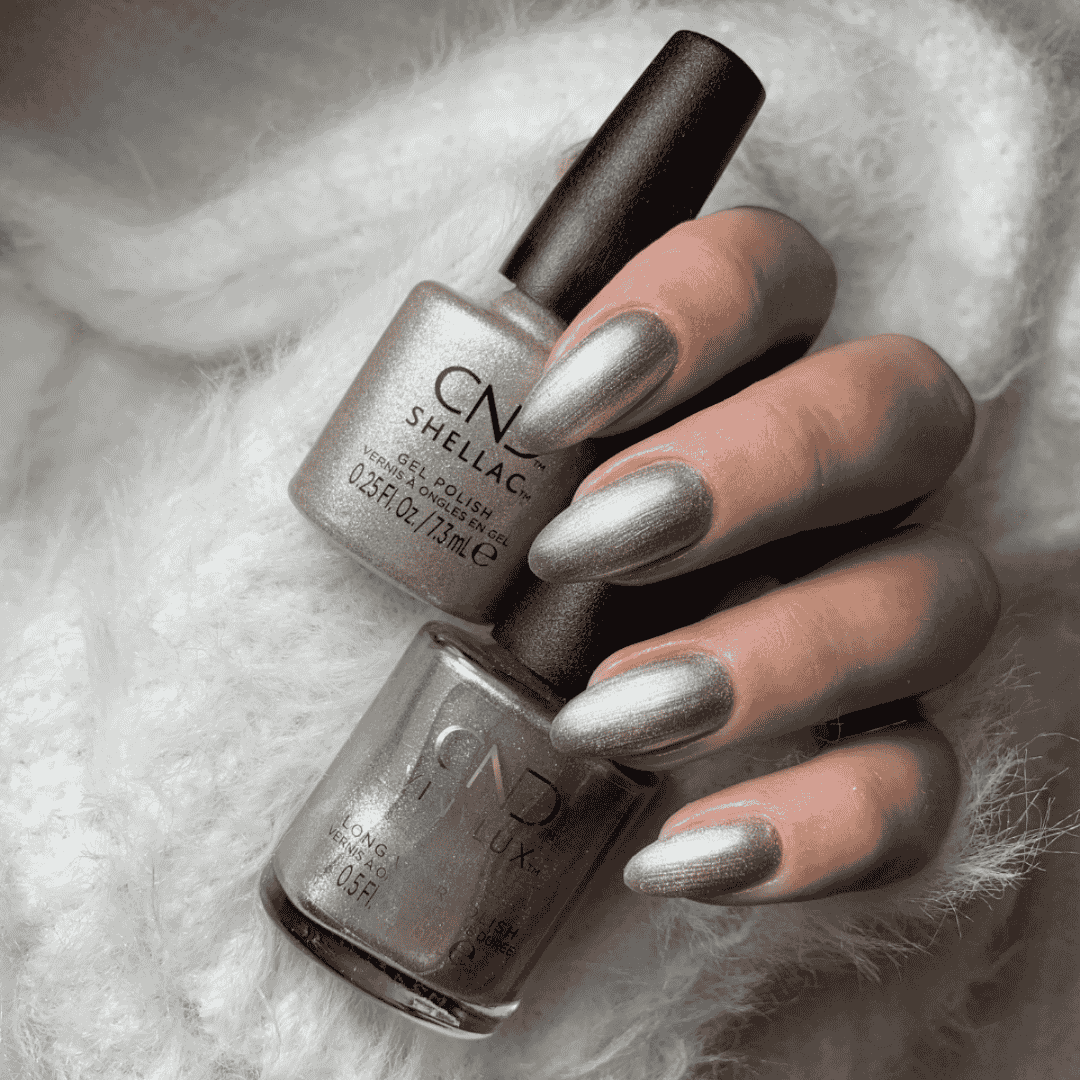 CND Vinylux Day To Knight #480 – Champagnefarvet metallic neglelak close-up
