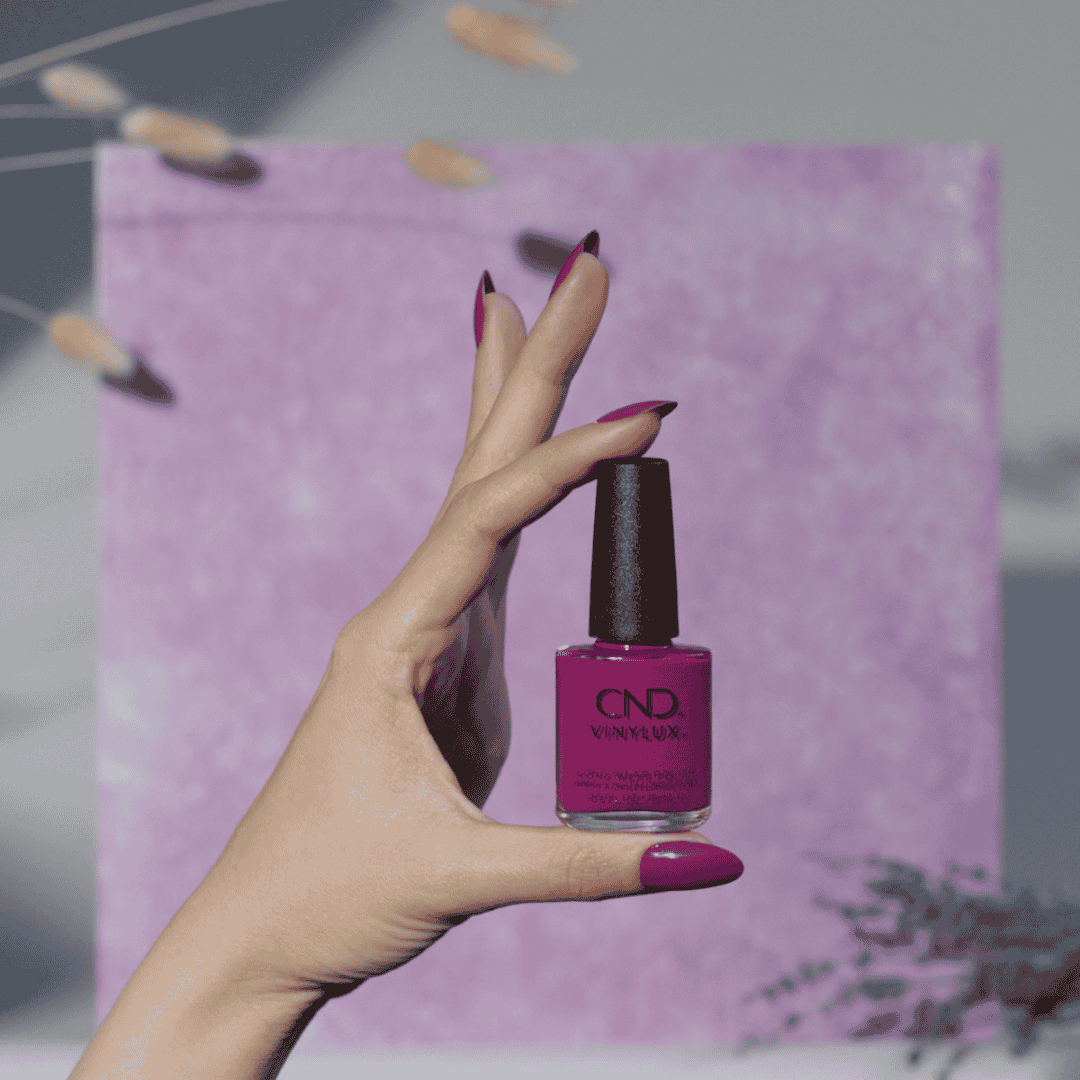 CND Vinylux Dreamcatcher #286 – Dyb orkidé-lilla neglelak på negle