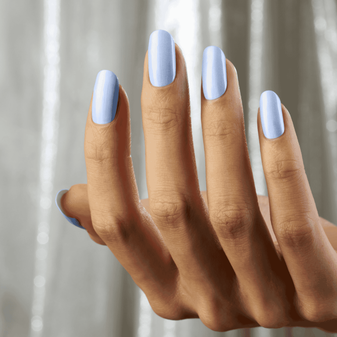 CND Vinylux Fantasy Realm #481 – Lyseblå metallic neglelak på negle