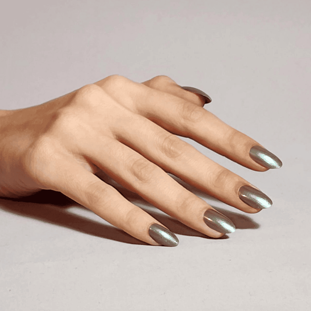 CND Vinylux Frostbite #456 – Metallisk lilla neglelak close-up