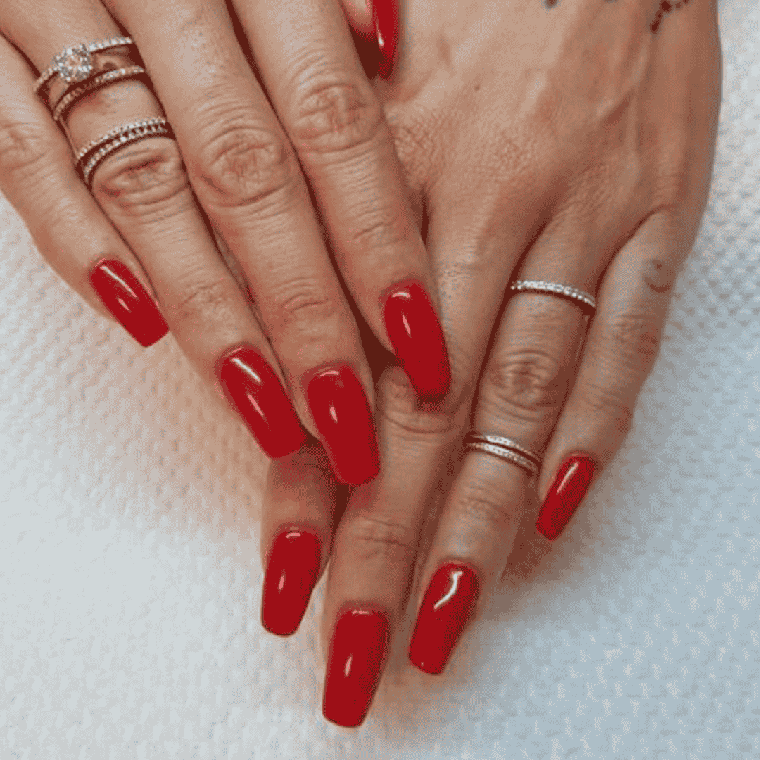 CND Vinylux Hollywood #119 – Rød med gyldent skær på negle