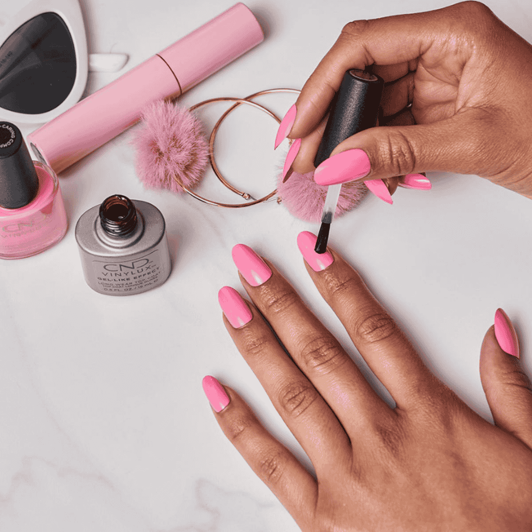 CND Vinylux Holographic #313 – Neonpink neglelak på negle