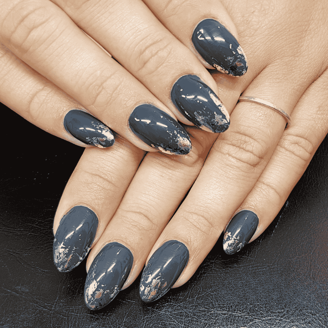 CND Vinylux Indigo Frock #176 – Stormblå neglelak på negle