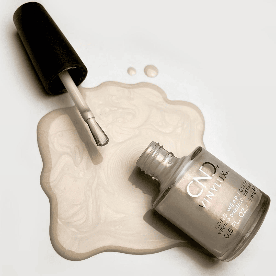 CND Vinylux Keep An Opal Mind #439 – Iriserende hvid neglelak på negle