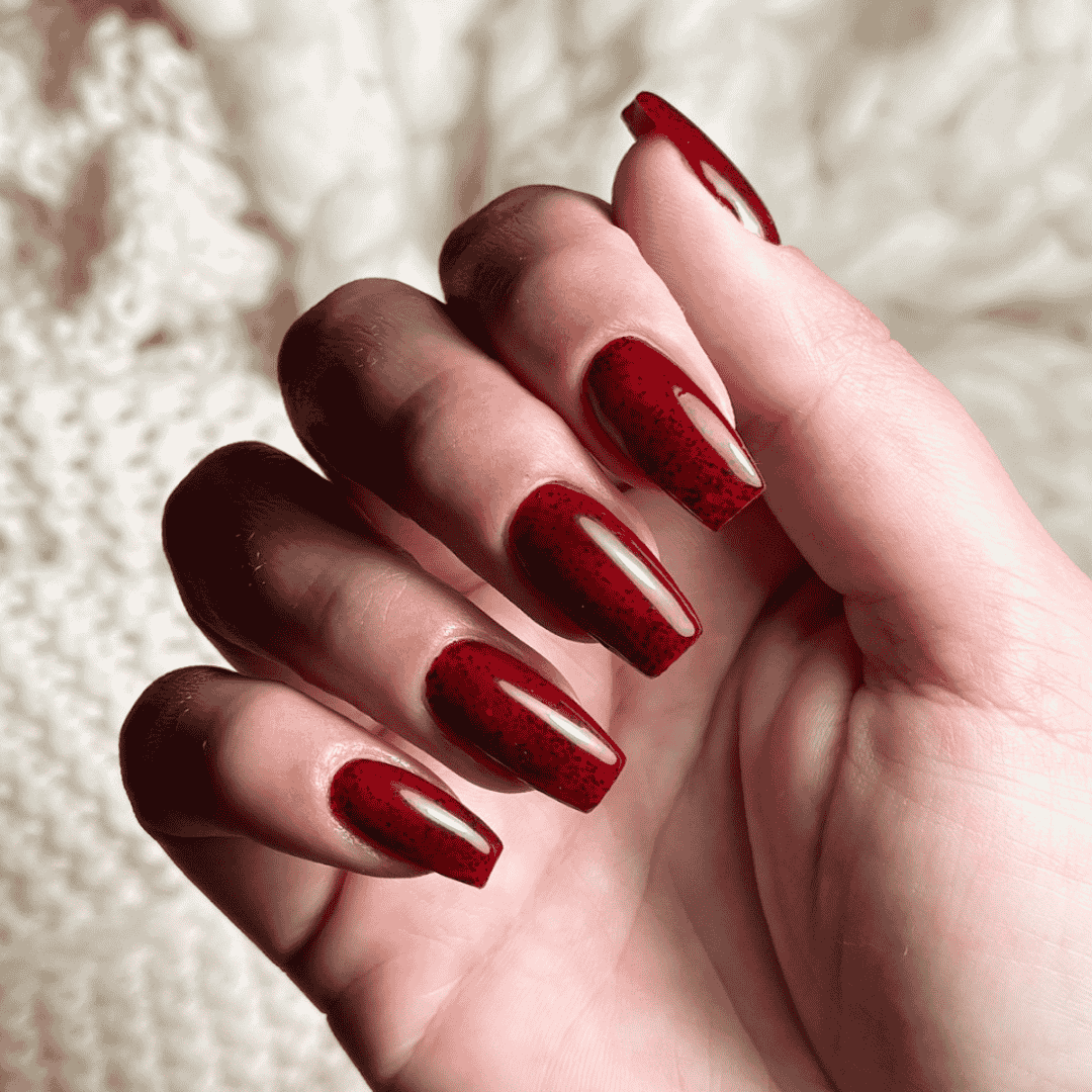 CND Vinylux Needles & Red #453 – Vampyrrød neglelak på negle