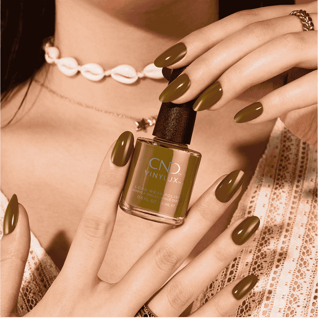 CND Vinylux Olive Grove #403 – Mørkegrøn neglelak close-up