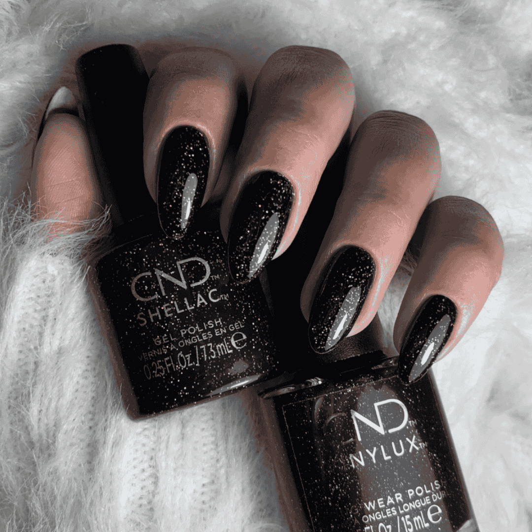 CND Vinylux Opulent Onyx #483 – Sort holografisk glitter neglelak på negle