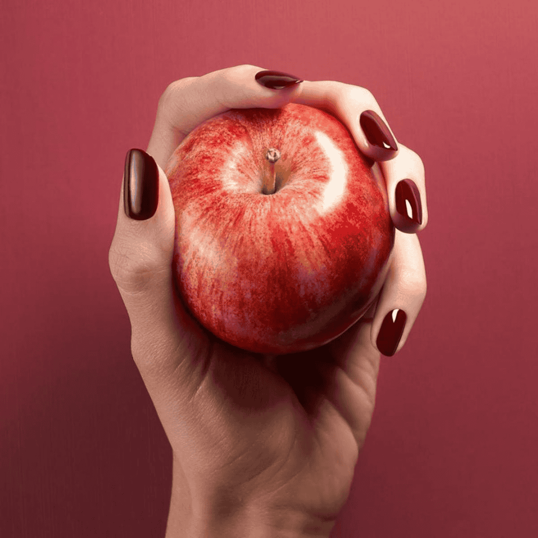 CND Vinylux Oxblood #222 – Mørk blodrød neglelak close-up