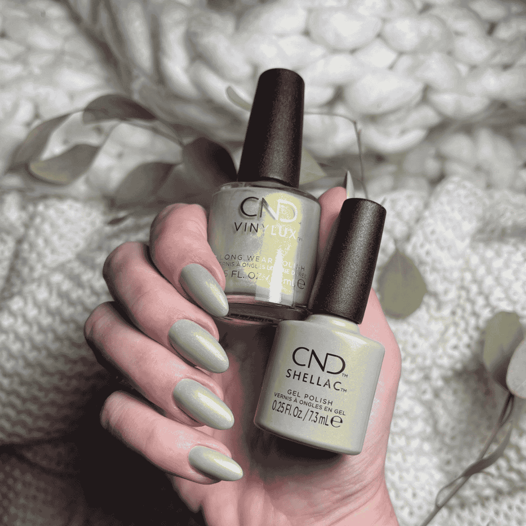 CND Vinylux Rags To Stitches #450 – Lys olivengrøn shimmer neglelak på negle