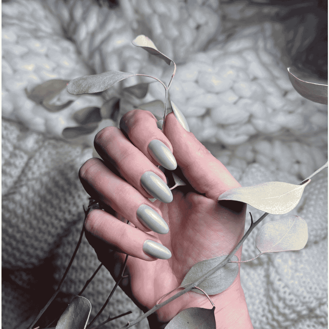 CND Vinylux Rags To Stitches #450 – Lys olivengrøn shimmer neglelak i lys