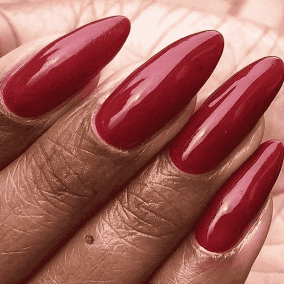 CND Vinylux Rouge Rite #197 – Mørkerød neglelak på negle