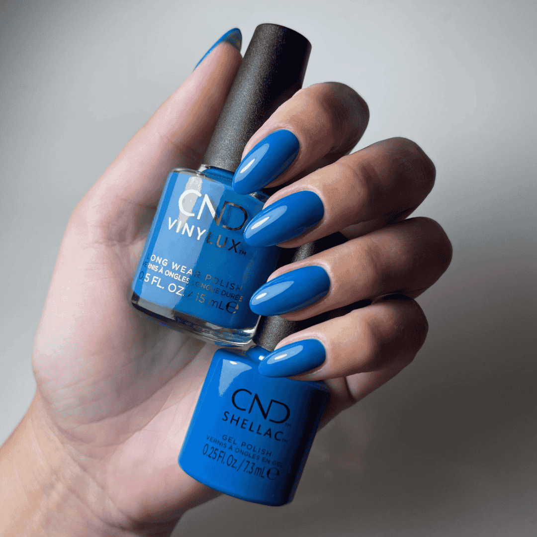 CND Vinylux What's Old Is Blue Again #451 – Elektrisk blå neglelak close-up