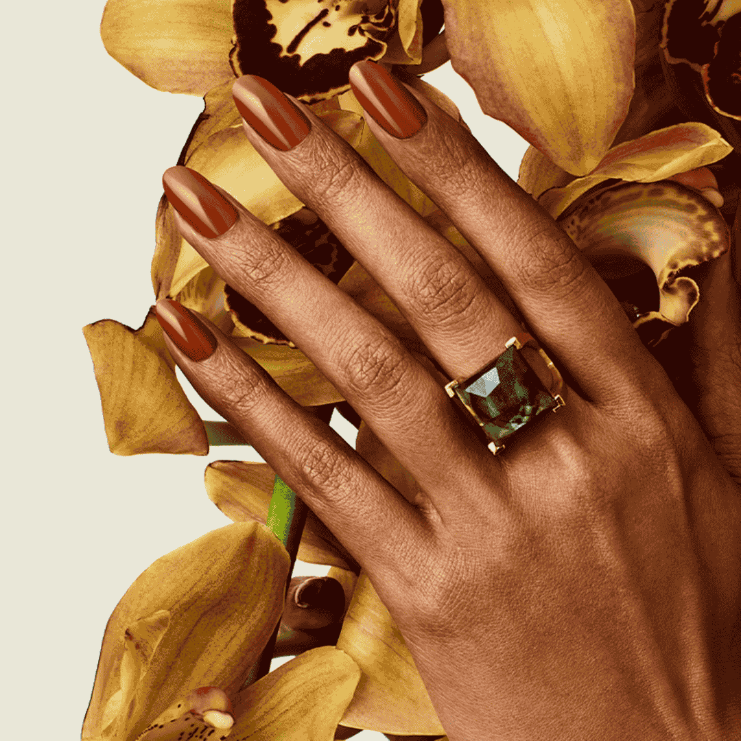 CND Vinylux Willow Talk #408 – Gylden karamelbrun neglelak på negle