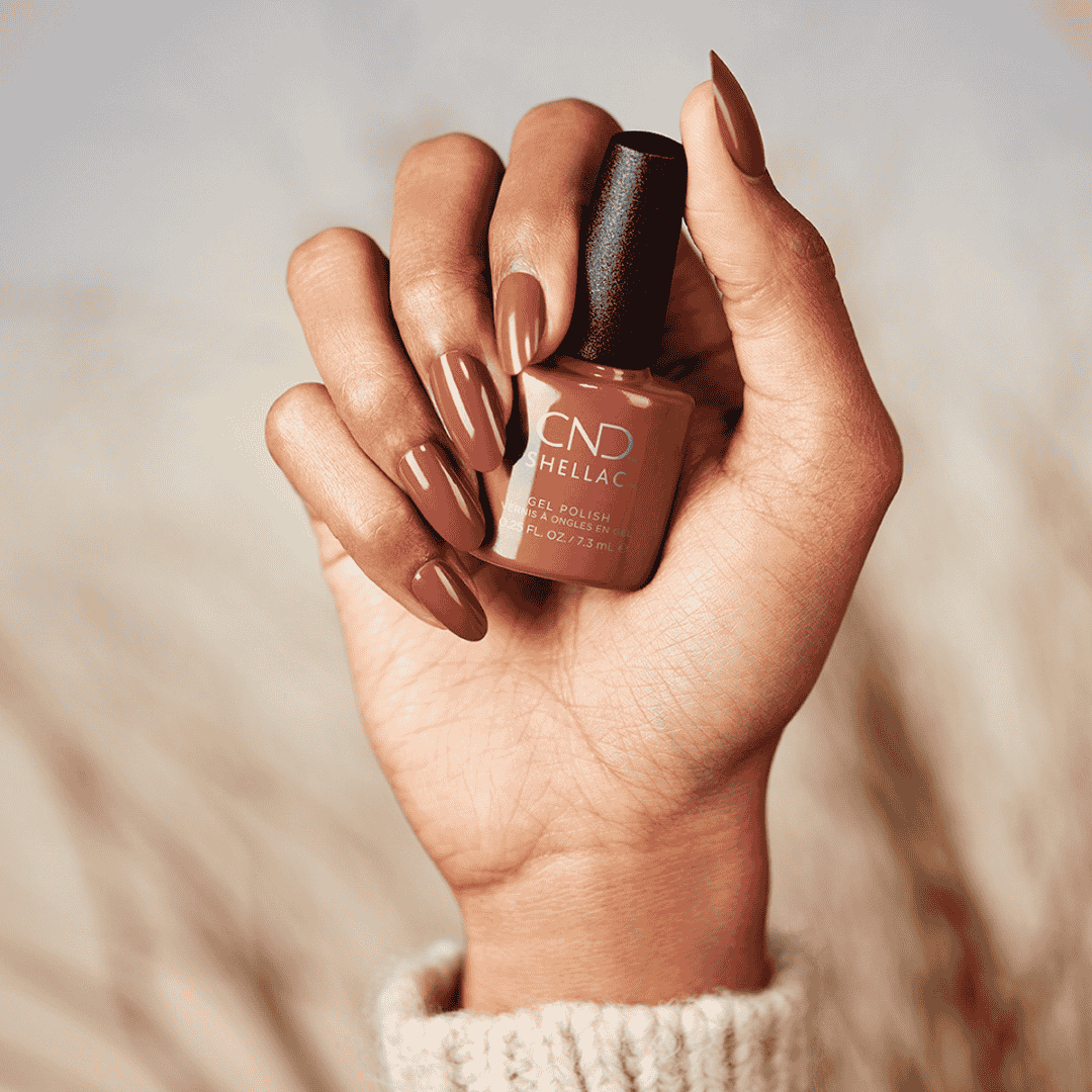 CND Vinylux Wooded Bliss #386 – Varm brun neglelak close-up