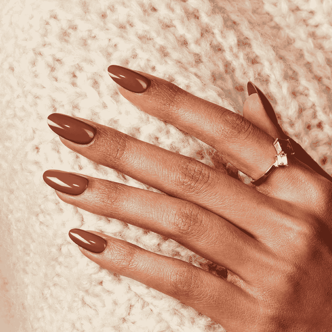 CND Vinylux Wooded Bliss #386 – Varm brun neglelak på negle