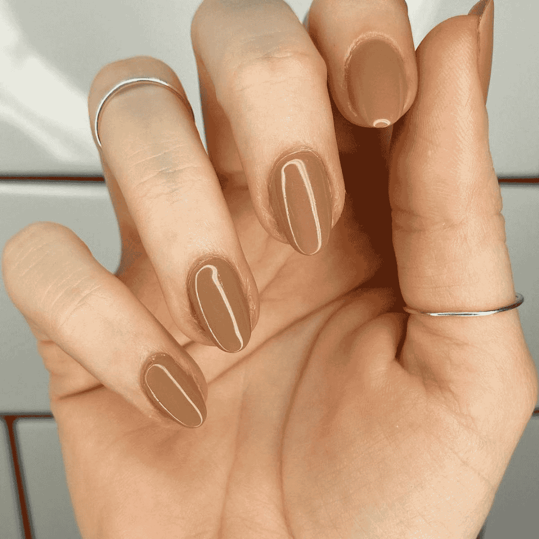 CND Vinylux Wrapped In Linen #384 – Neutral neglelak close-up