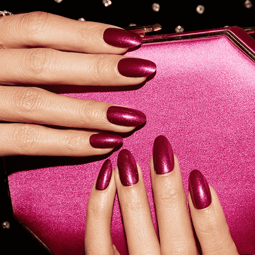 CND Vinylux Drama Queen #367 – Magenta glitter neglelak på negle